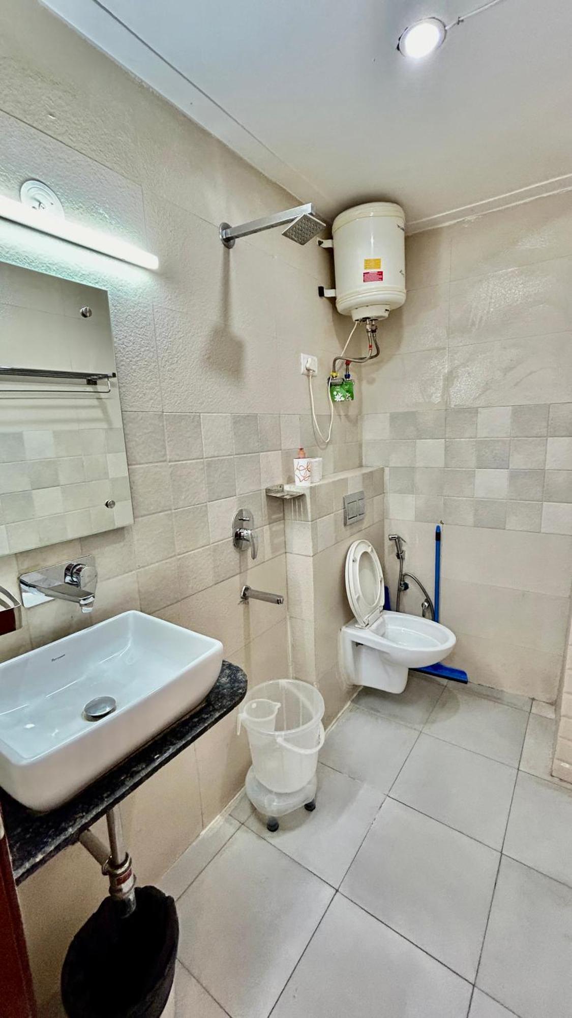 Aura Luxury Studio I Couple Friendly I Near Golf Course Road, Sector 57, Gurgaon Exterior foto