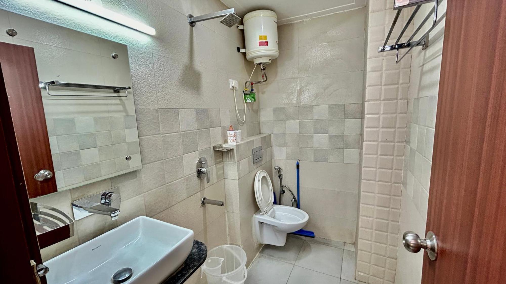 Aura Luxury Studio I Couple Friendly I Near Golf Course Road, Sector 57, Gurgaon Exterior foto