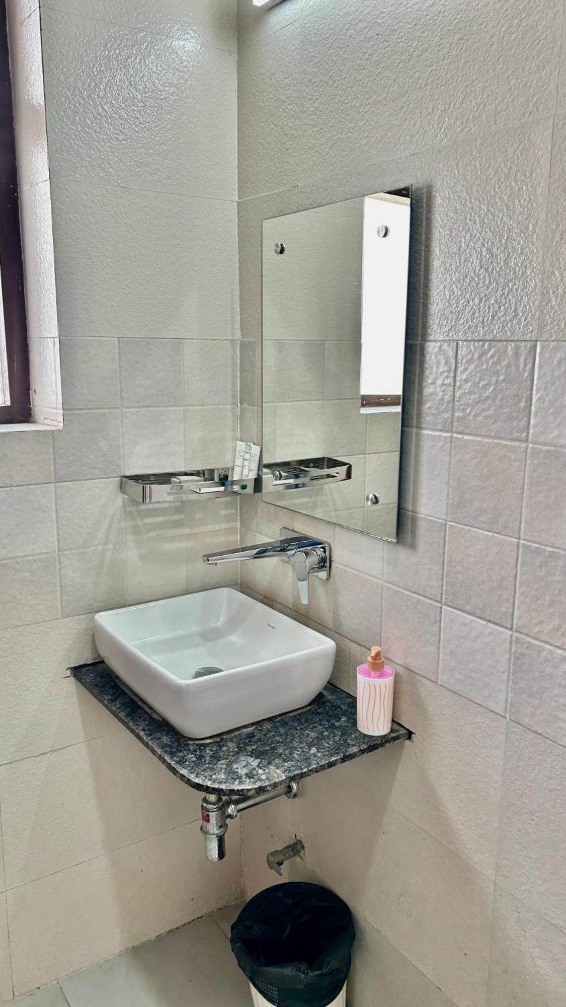 Aura Luxury Studio I Couple Friendly I Near Golf Course Road, Sector 57, Gurgaon Exterior foto